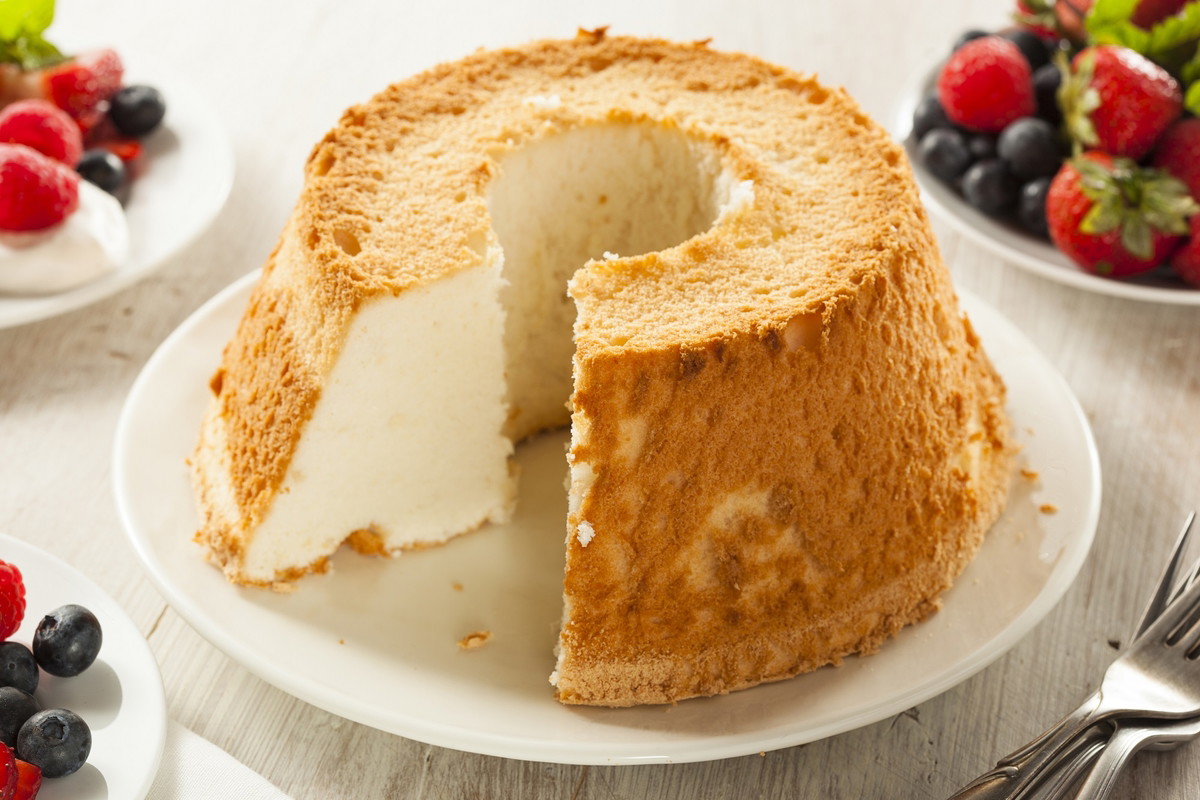 Tradycyjne angel food cake, czyli przepis na anielskie ciasto amerykańskie