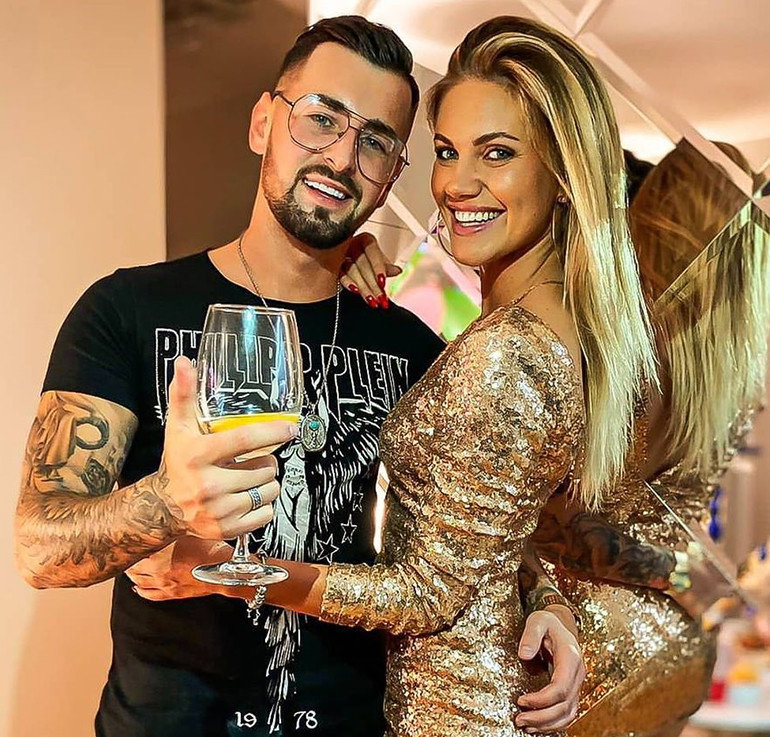 Aga Boryń z "Love Island" w złotej sukience i Matt z "Hotelu Paradise"