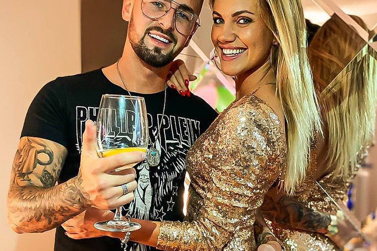 Aga Boryń z "Love Island" w złotej sukience i Matt z "Hotelu Paradise"