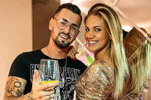 Aga Boryń z "Love Island" w złotej sukience i Matt z "Hotelu Paradise"