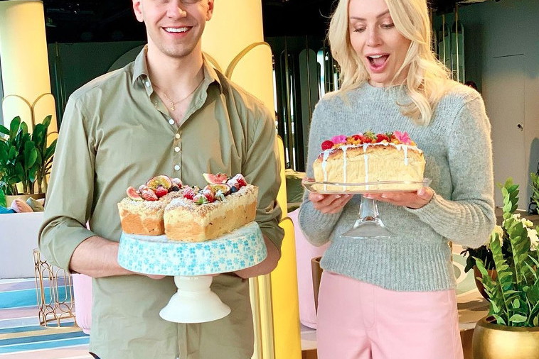 Agnieszka Woźniak-Starak w szarym swetrze i różowych spodenkach w Dzień Dobry TVN