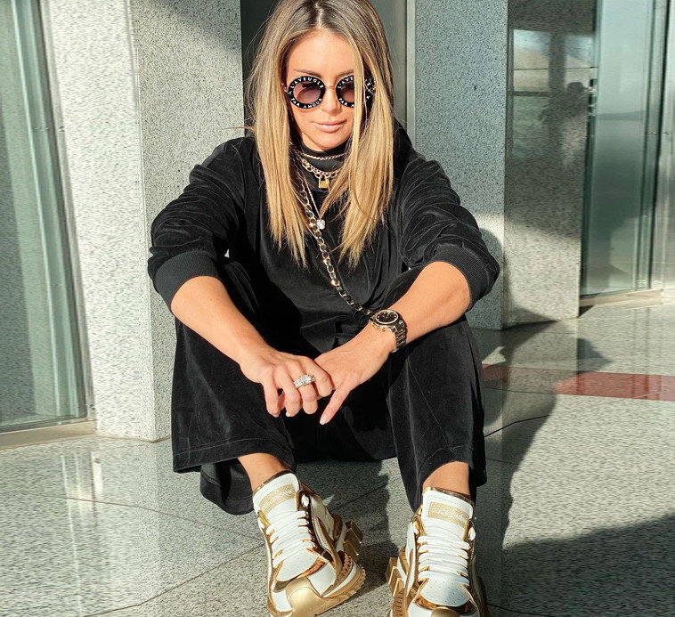 Małgorzata Rozenek-Majdan w czarnym dresie i złotych sneakersach Dolce & Gabbana