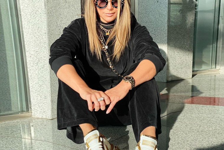 Małgorzata Rozenek-Majdan w czarnym dresie i złotych sneakersach Dolce & Gabbana