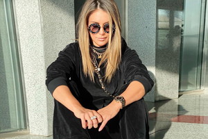 Małgorzata Rozenek-Majdan w czarnym dresie i złotych sneakersach Dolce & Gabbana