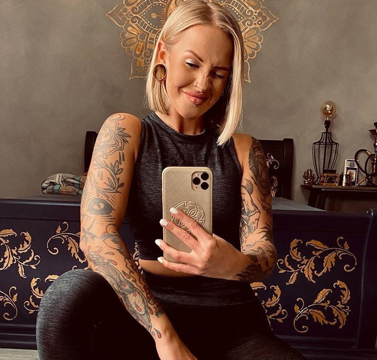 Jak Dominika z "Hotelu Paradise" wygląda bez kolczyków i tatuaży?