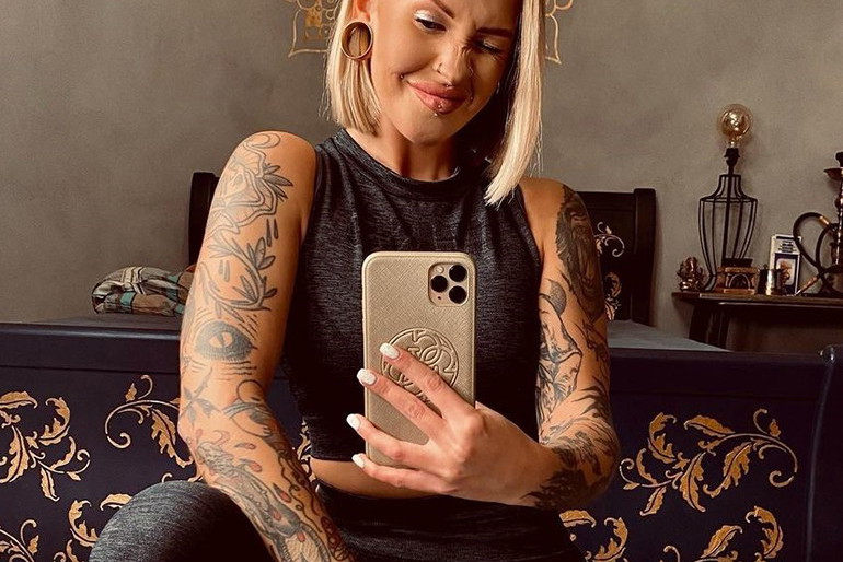 Jak Dominika z "Hotelu Paradise" wygląda bez kolczyków i tatuaży?