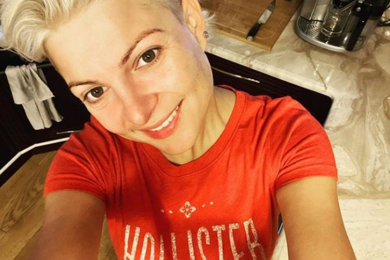 Magdalena Narożna w pomarańczowej koszulce