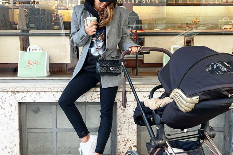 Anna Lewandowska w szarej marynarce i białych adidasach Prada