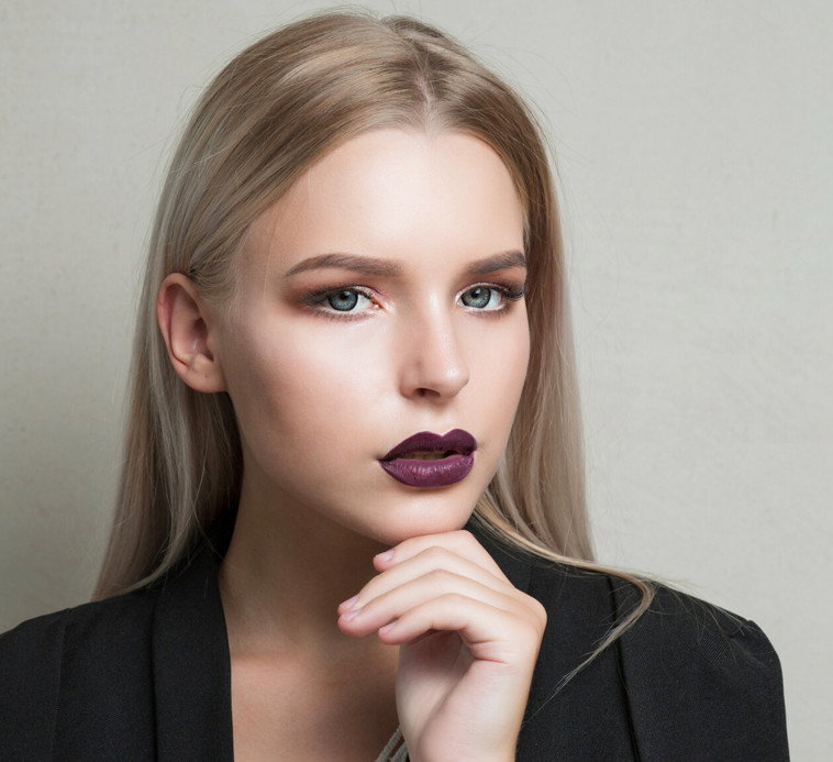 Modne kolory włosów 2021. Coconut blonde to nowa hitowa koloryzacja