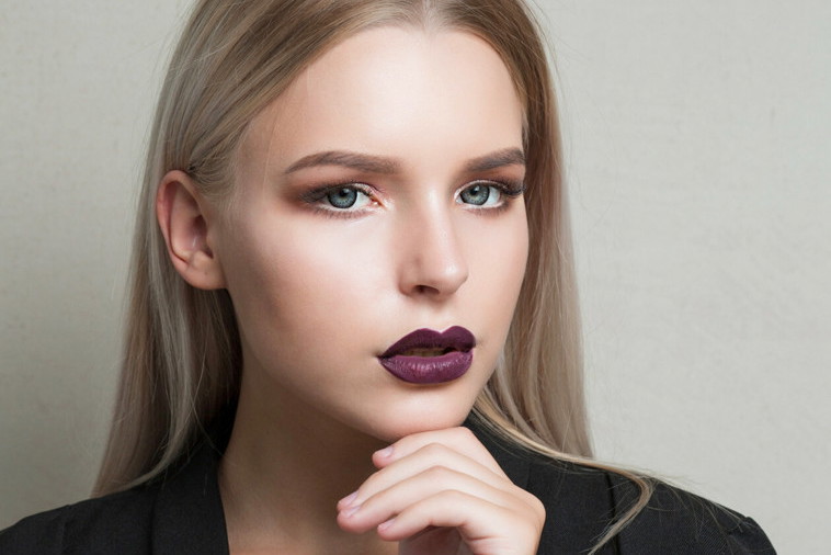 Modne kolory włosów 2021. Coconut blonde to nowa hitowa koloryzacja