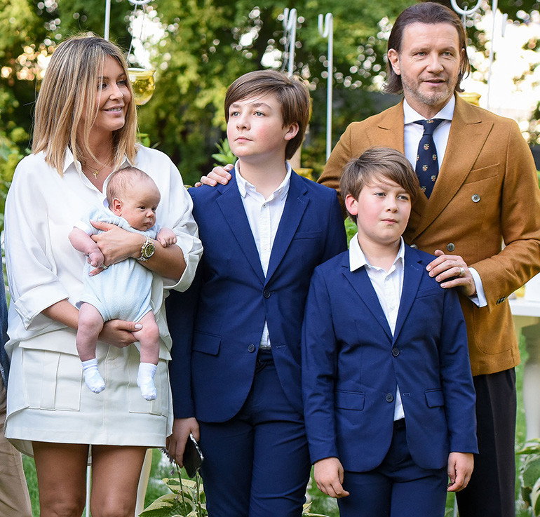 Małgorzata Rozenek i Radosław Majdan z synami