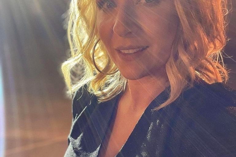 Aneta Zając w obcisłej czarnej sukience