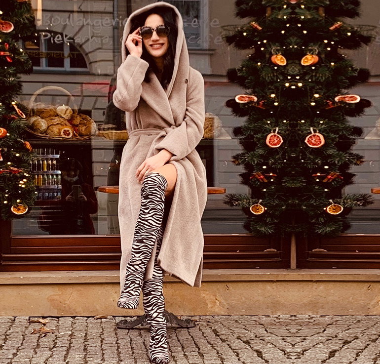 Justyna Steczkowska w beżowym płaszczu Aryton i kozakach w zebrę