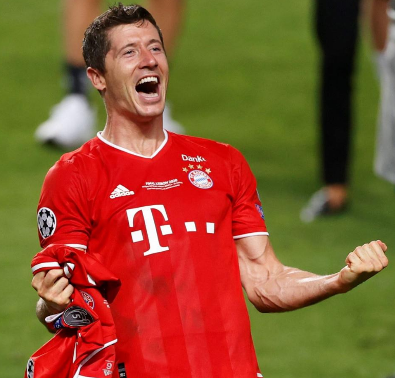 Robert Lewandowski w czerwonym stroju piłkarskim