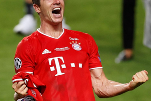 Robert Lewandowski w czerwonym stroju piłkarskim