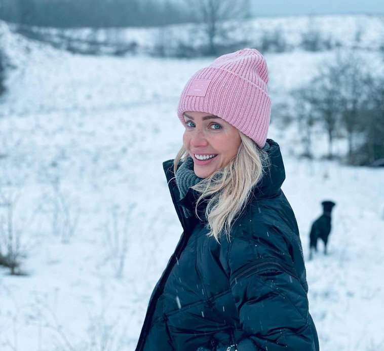 Agnieszka Woźniak-Starak w różowej czapce i czarnej kurtce Stella McCartney