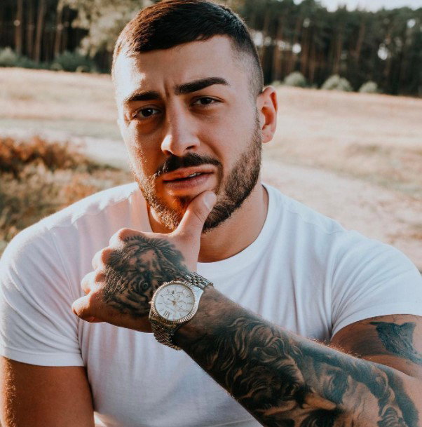 Artur z "Hotelu Paradise" pokazał zdjęcie sprzed lat. Aż trudno go rozpoznać!
