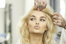Modelka z blond włosami