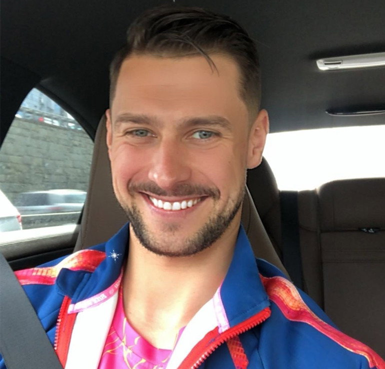 Mikołaj Jędruszczak z "Love Island" w samochodzie