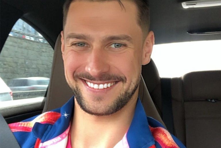 Mikołaj Jędruszczak z "Love Island" w samochodzie