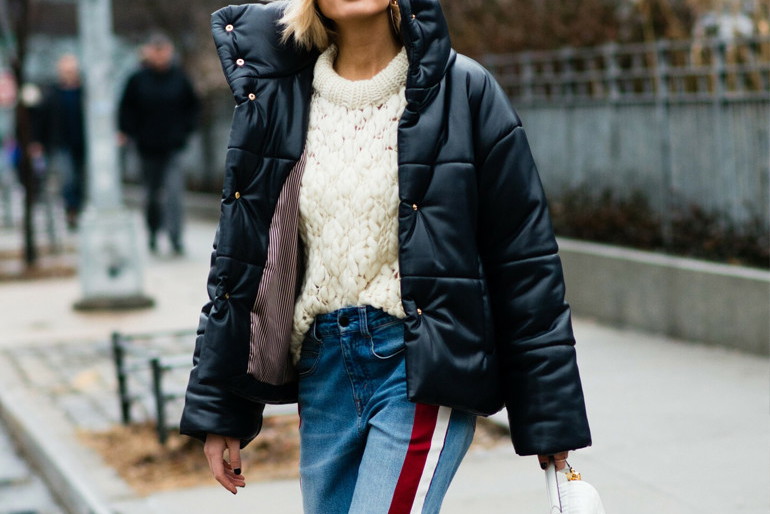 Puffer jacket w kolorze czarnym w stylu kurtki z Sinsay