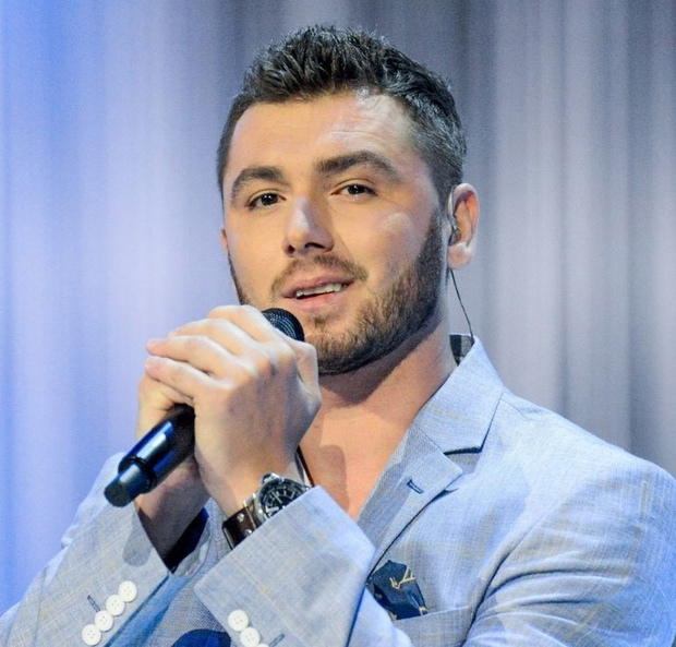 Kamil Bednarek w błękitnej marynarce