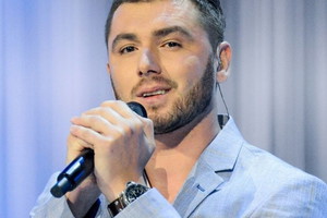 Kamil Bednarek w błękitnej marynarce