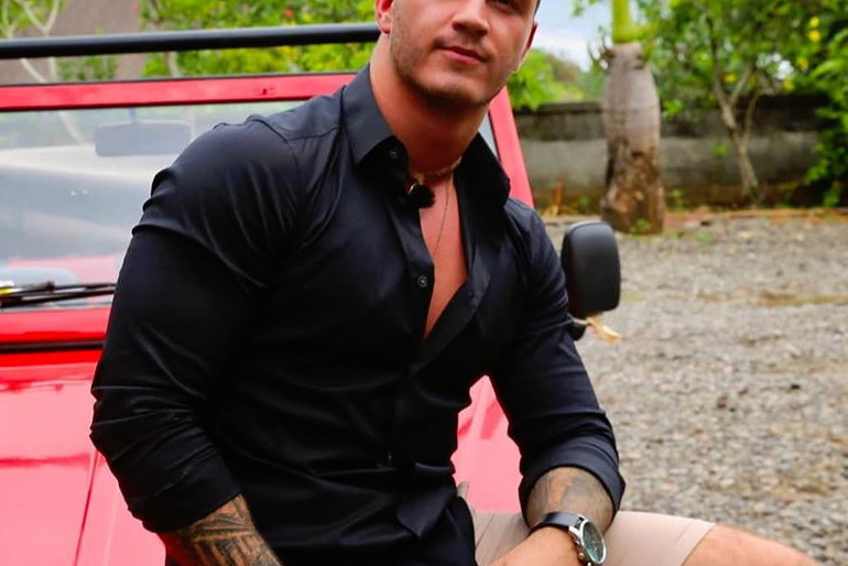Adam z "Hotelu Paradise" w czarnej koszuli