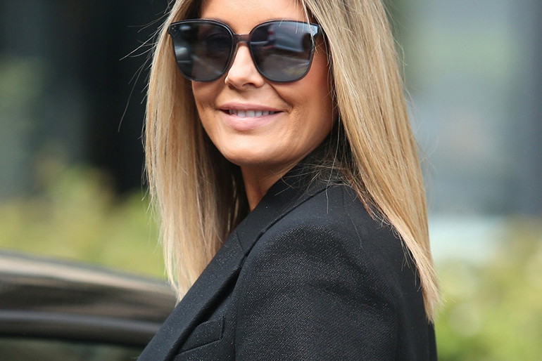 Małgorzata Rozenek z całą rodziną w strojach z "Opowieści Podręcznej"