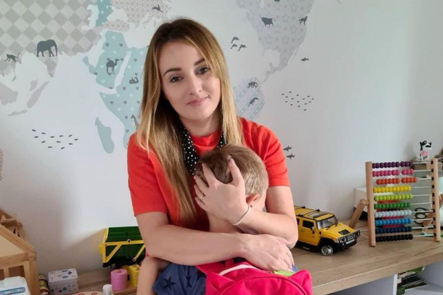 Ania Bardowska przytula syna