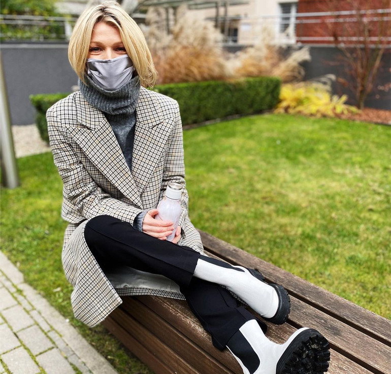 Magda Mołek w płaszczu z H&M i w biało-czarnych botkach