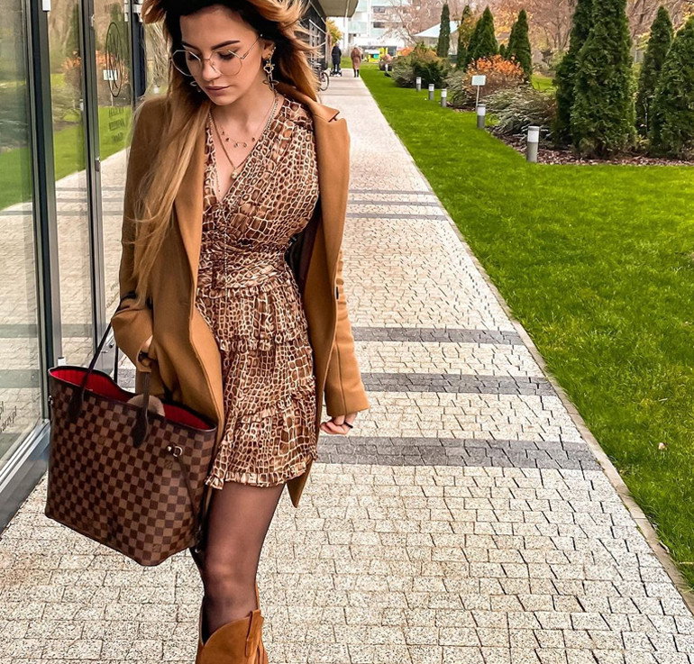 Sonia z "Hotelu Paradise" w płaszczu z Zary i brązowych kozakach
