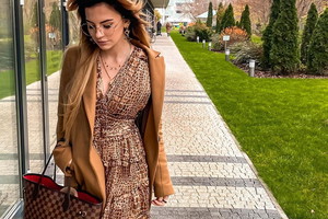 Sonia z "Hotelu Paradise" w płaszczu z Zary i brązowych kozakach