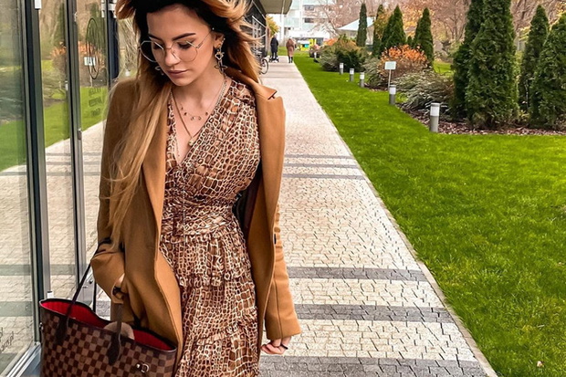 Sonia z "Hotelu Paradise" w płaszczu z Zary i brązowych kozakach