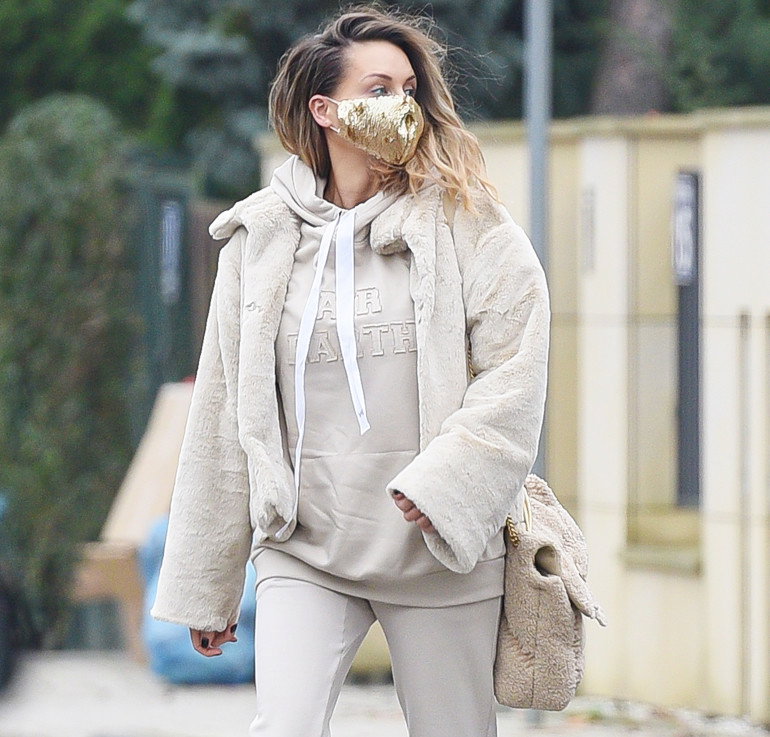 Małgorzata Rozenek w Moon Boots i z torebką Pinko (beżowa stylizacja)