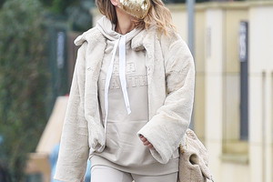Małgorzata Rozenek w Moon Boots i z torebką Pinko (beżowa stylizacja)