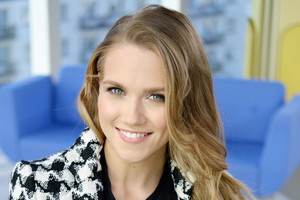 Agnieszka Kaczorowska w płaszczu w kratę