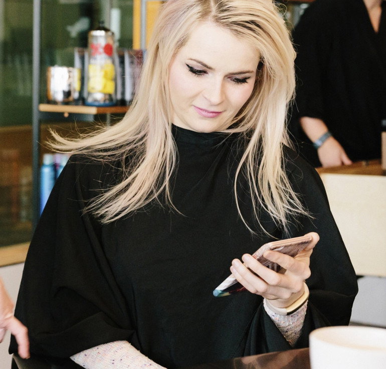 Klientka z blond włosami w salonie fryzjerskim