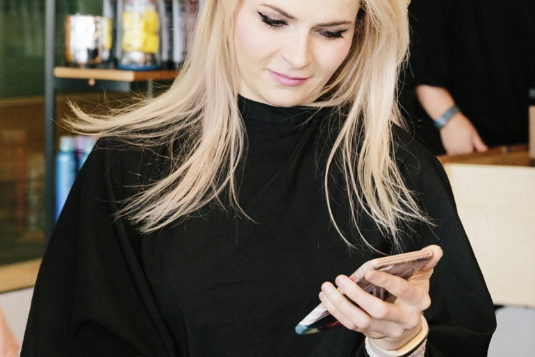 Klientka z blond włosami w salonie fryzjerskim