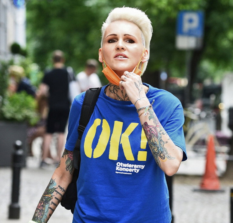 Agnieszka Chylińska w niebieskiej koszulce z żółtym napisem OK!