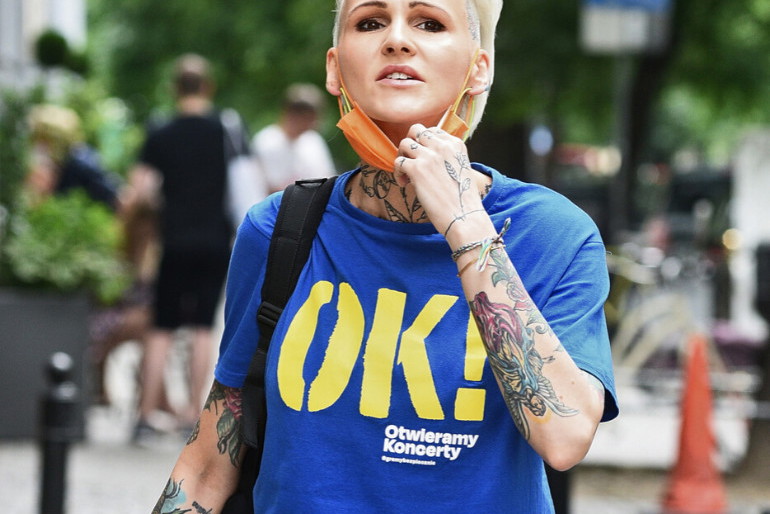Agnieszka Chylińska w niebieskiej koszulce z żółtym napisem OK!