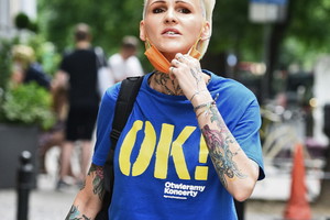 Agnieszka Chylińska w niebieskiej koszulce z żółtym napisem OK!