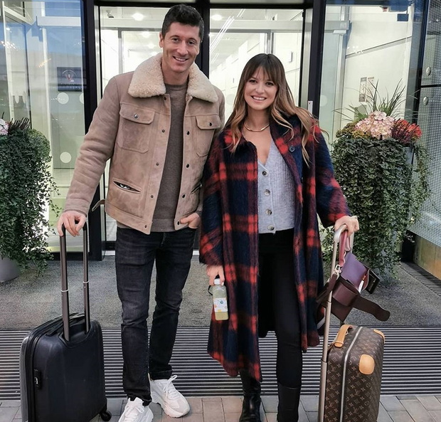 Anna Lewandowska w płaszczu w kratę od Valentino
