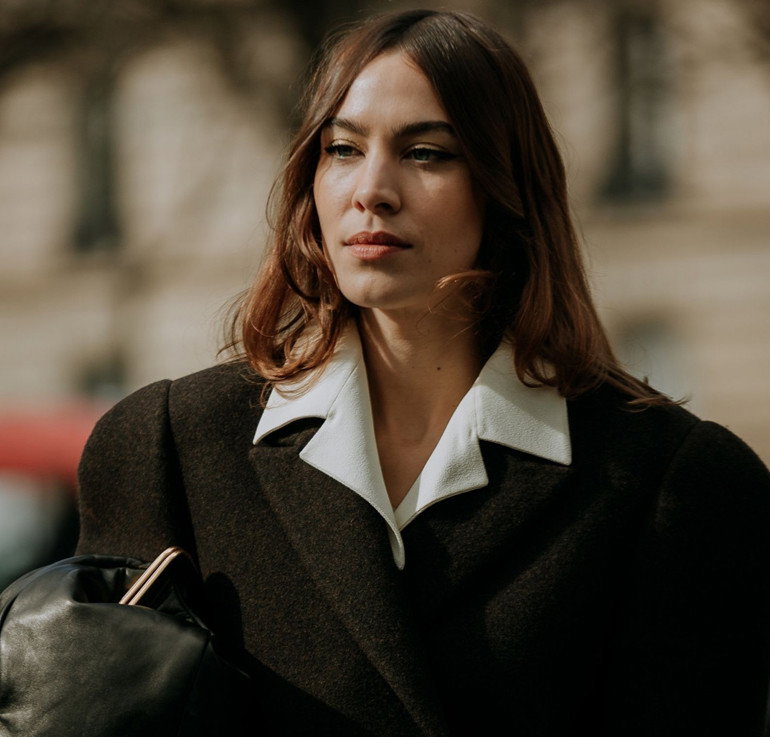 Alexa Chung i undone bob czyli fryzura na jesień/zimę 2020/2021