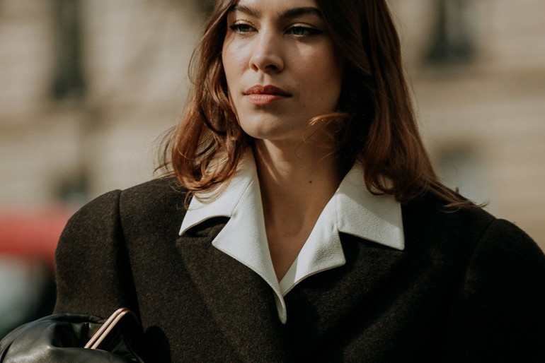 Alexa Chung i undone bob czyli fryzura na jesień/zimę 2020/2021