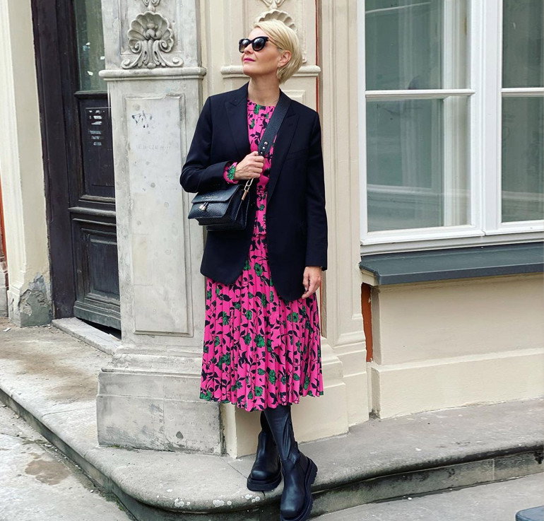 Małgorzata Kożuckowska w czarnych botkach na platformie i z torebką Chylak