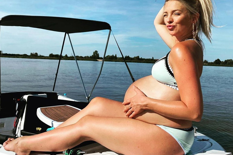 Barbara Kurdej-Szatan w bikini eksponuje ciążowy brzuszek