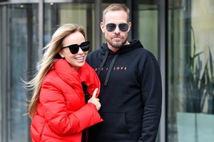 Joanna Przetakiewicz i Rinke Rooyens pod studiem Dzień Dobry TVN