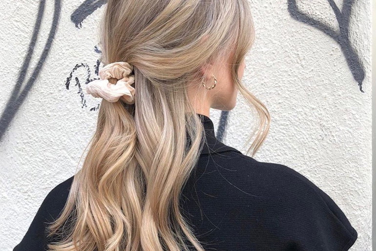 Modne fryzury jesień 2020. "Wheat blonde" będzie najpopularniejszym kolorem włosów w sezonie jesień-zima 2020/2021