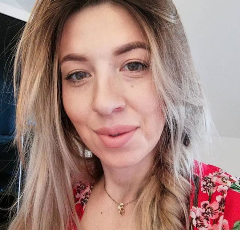 Małgosia Borysewicz w czerwonej bluzce